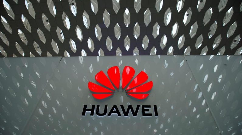 ប្រព័ន្ធផ្សព្វផ្សាយចិនបាននិយាយថាក្រុមហ៊ុន Huawei បញ្ឈប់ការផលិតបន្ទះឈីបស្មាតហ្វូនខណៈដែលសម្ដ្ឋដែលសម្ពាធនិងការ​ចោទប្រកាន់​ពី​អាមេរិក